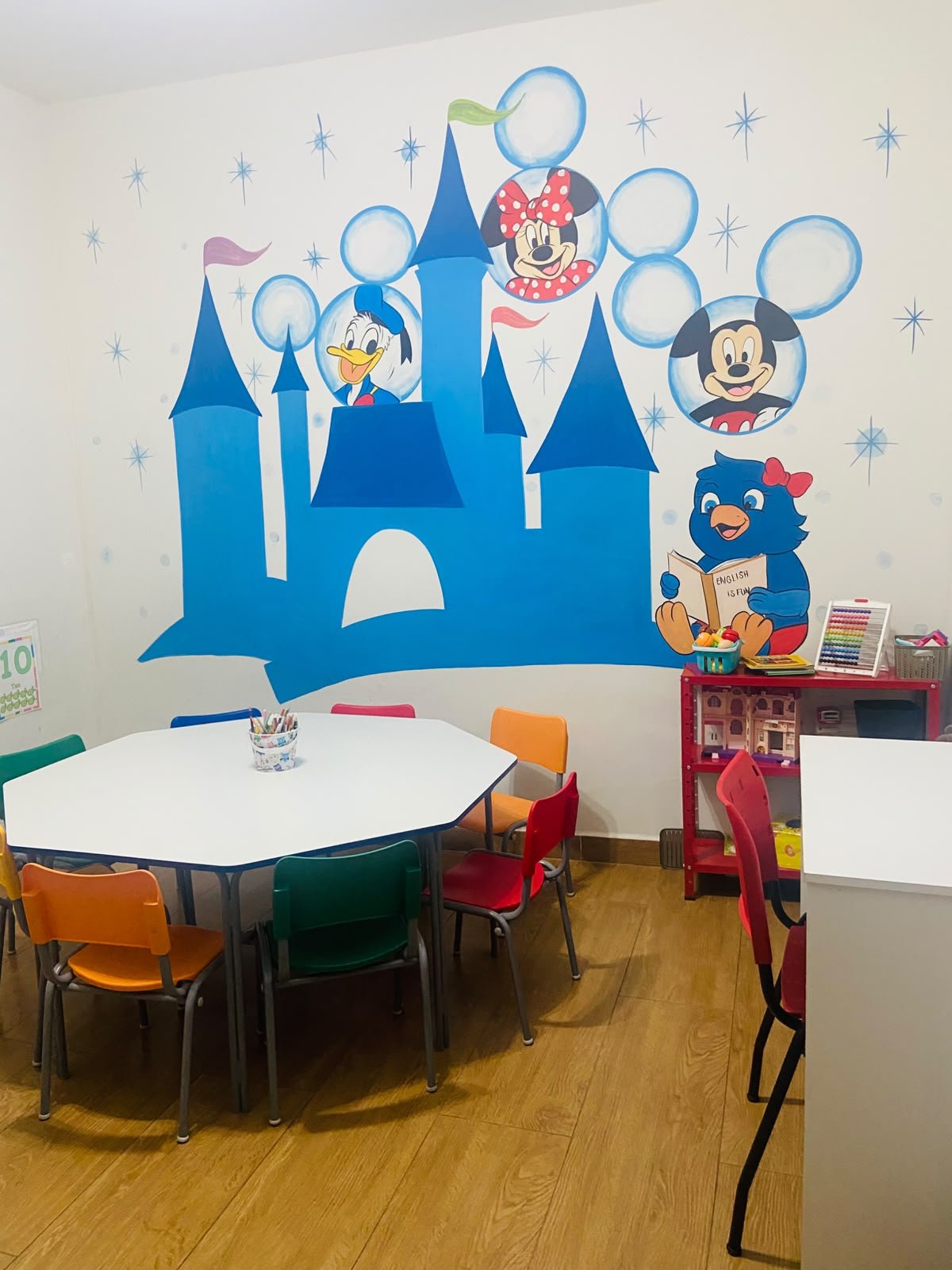 Sala infantil personalizada da EFA e material Shape It! Cambridge